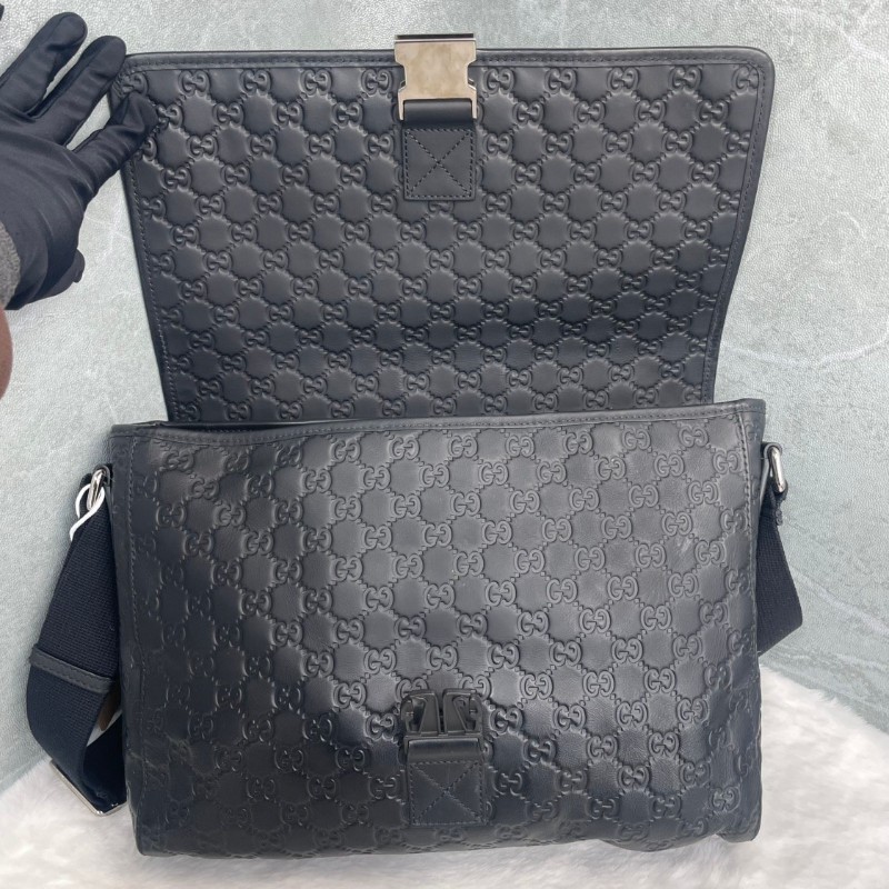 Gucci 經典logo壓花 黑色全牛皮郵差包斜背包-6