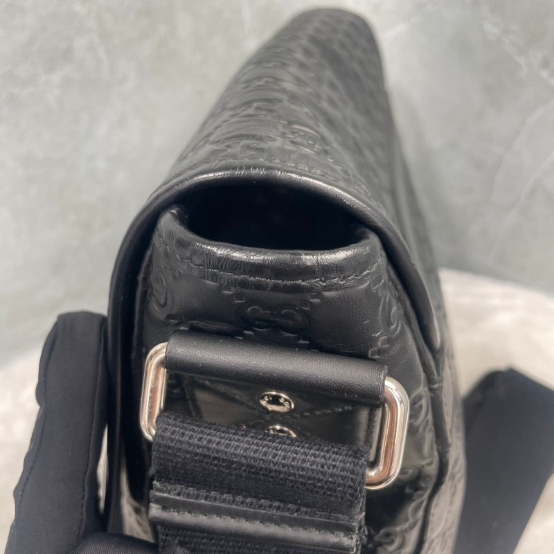 Gucci 經典logo壓花 黑色全牛皮郵差包斜背包-11