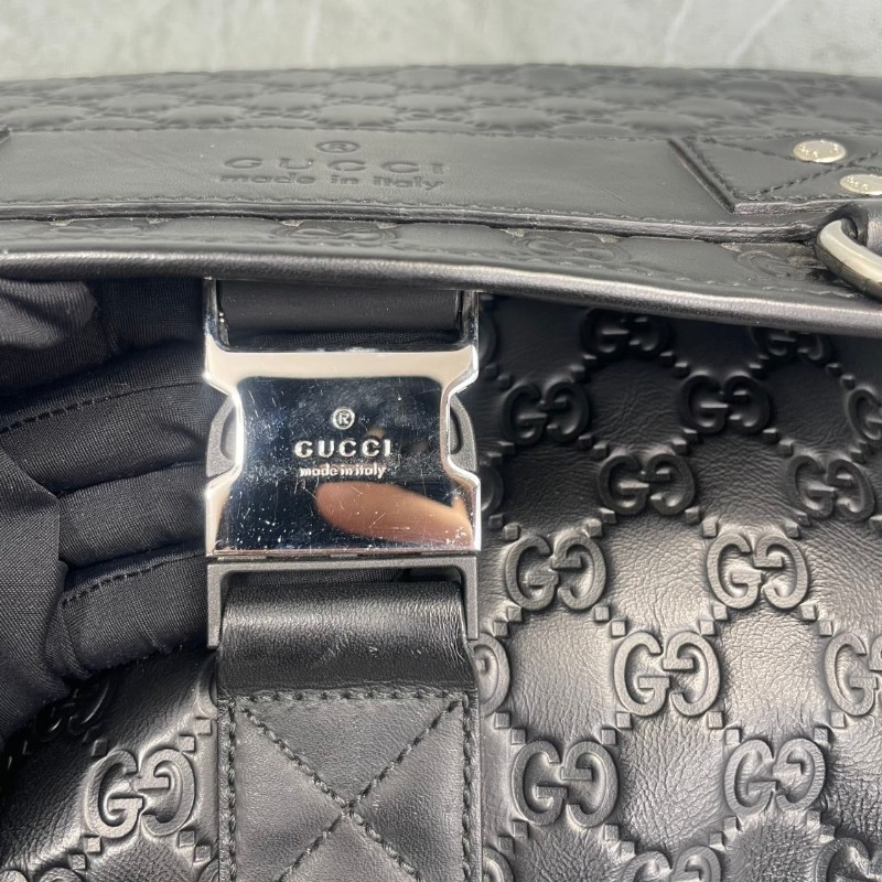 Gucci 經典logo壓花 黑色全牛皮郵差包斜背包-12