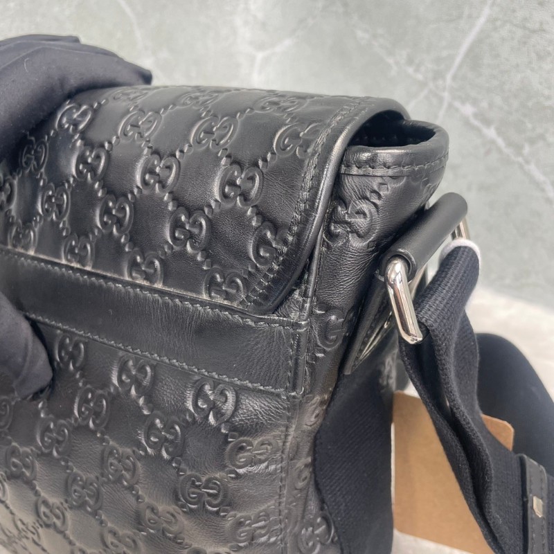 Gucci 經典logo壓花 黑色全牛皮郵差包斜背包-21