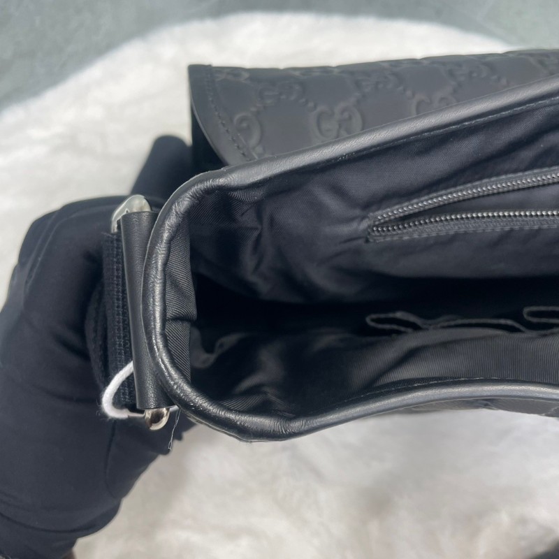Gucci 經典logo壓花 黑色全牛皮郵差包斜背包-24