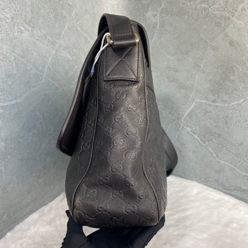 GUCCI 巧克力色全皮Logo翻蓋郵差包斜背包-4