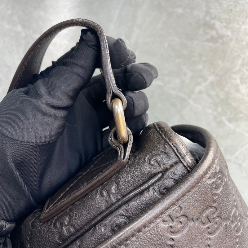 GUCCI 巧克力色全皮Logo翻蓋郵差包斜背包-10