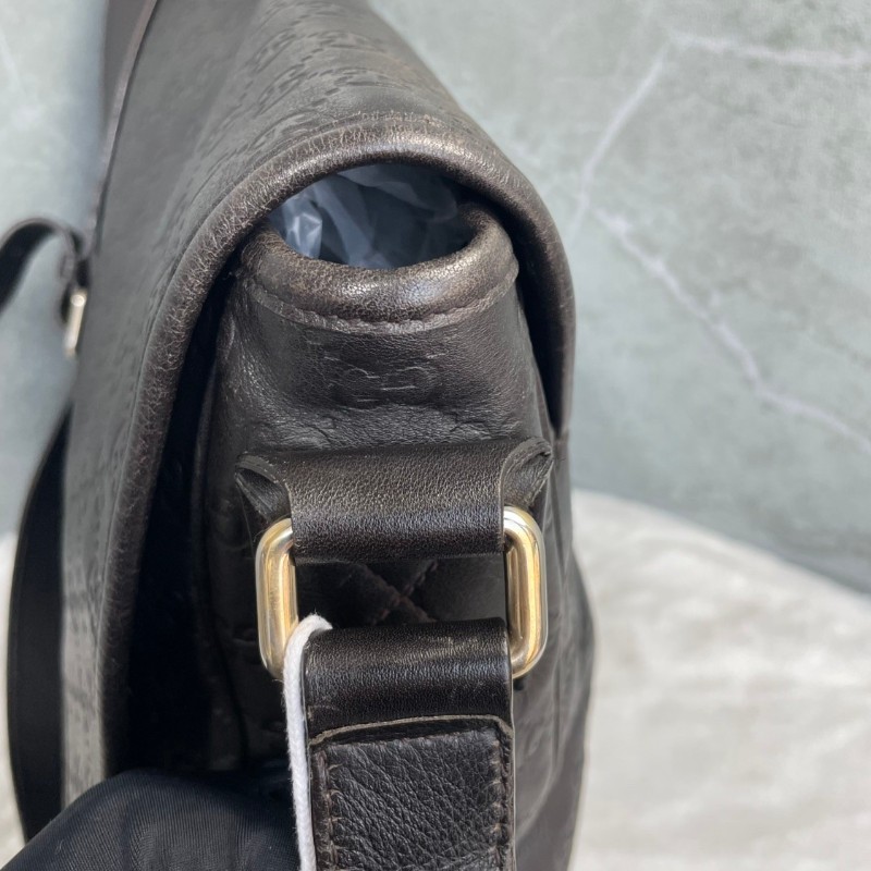 GUCCI 巧克力色全皮Logo翻蓋郵差包斜背包-12