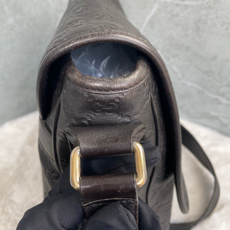 GUCCI 巧克力色全皮Logo翻蓋郵差包斜背包-13