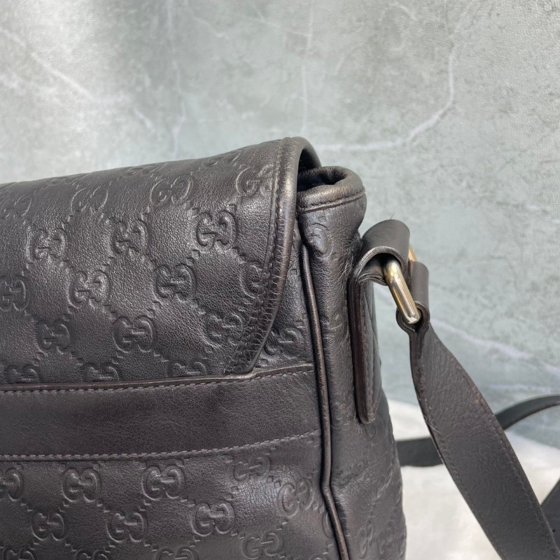GUCCI 巧克力色全皮Logo翻蓋郵差包斜背包-17