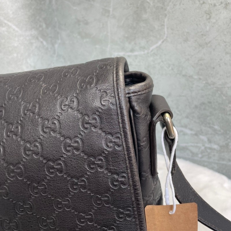 GUCCI 巧克力色全皮Logo翻蓋郵差包斜背包-23