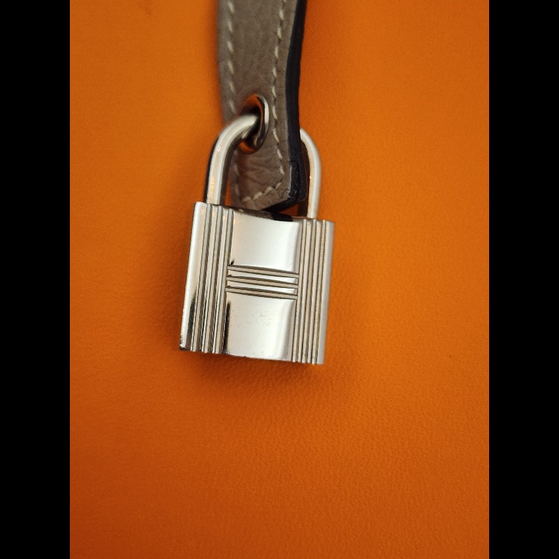 菜籃子18. 方框P刻，四角稍微磨損，鎖頭鑰匙在，其他無配件-12