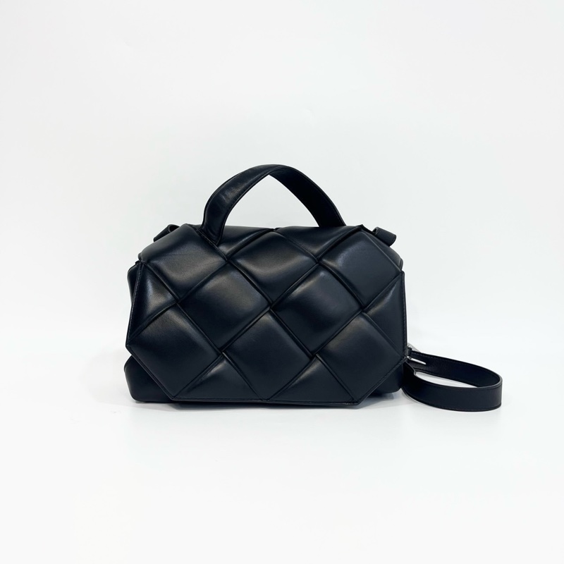 🖤葆蝶家枕頭包BV黑色小羊皮銀釦Cassette Padded 寬編織兩用枕頭包632647-2