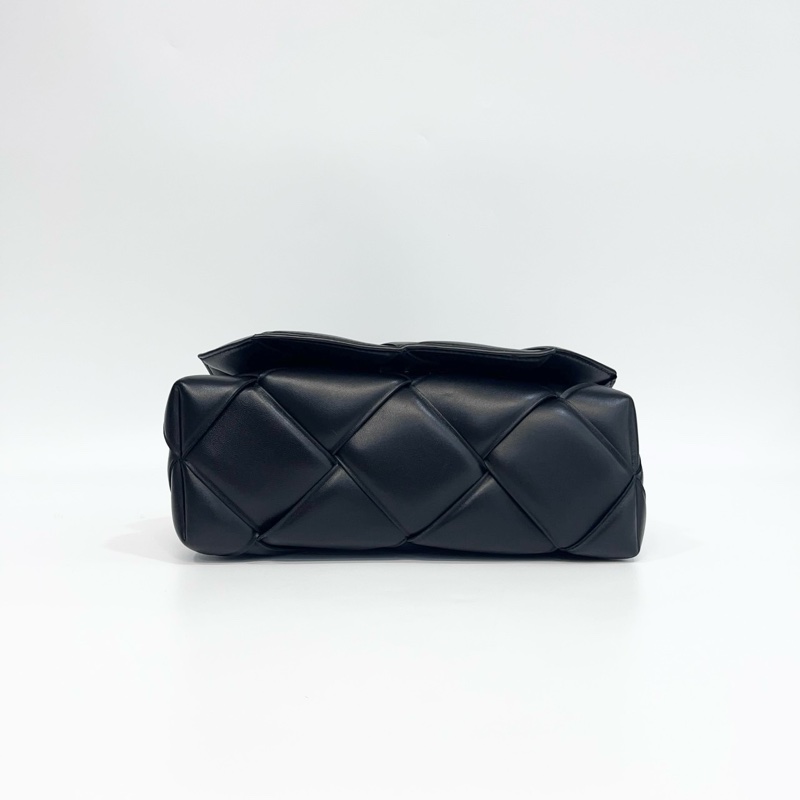 🖤葆蝶家枕頭包BV黑色小羊皮銀釦Cassette Padded 寬編織兩用枕頭包632647-6