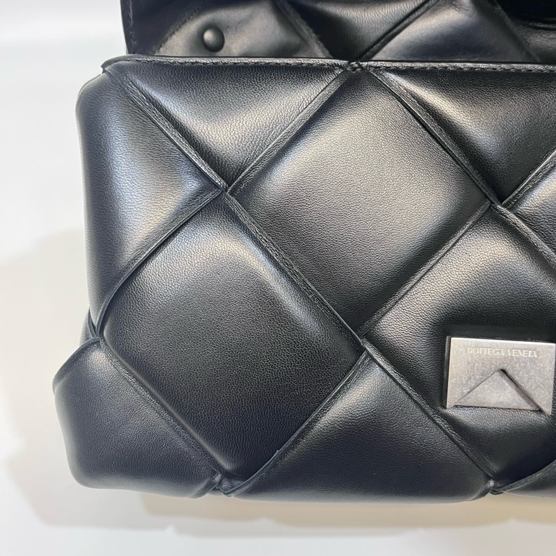 🖤葆蝶家枕頭包BV黑色小羊皮銀釦Cassette Padded 寬編織兩用枕頭包632647-10