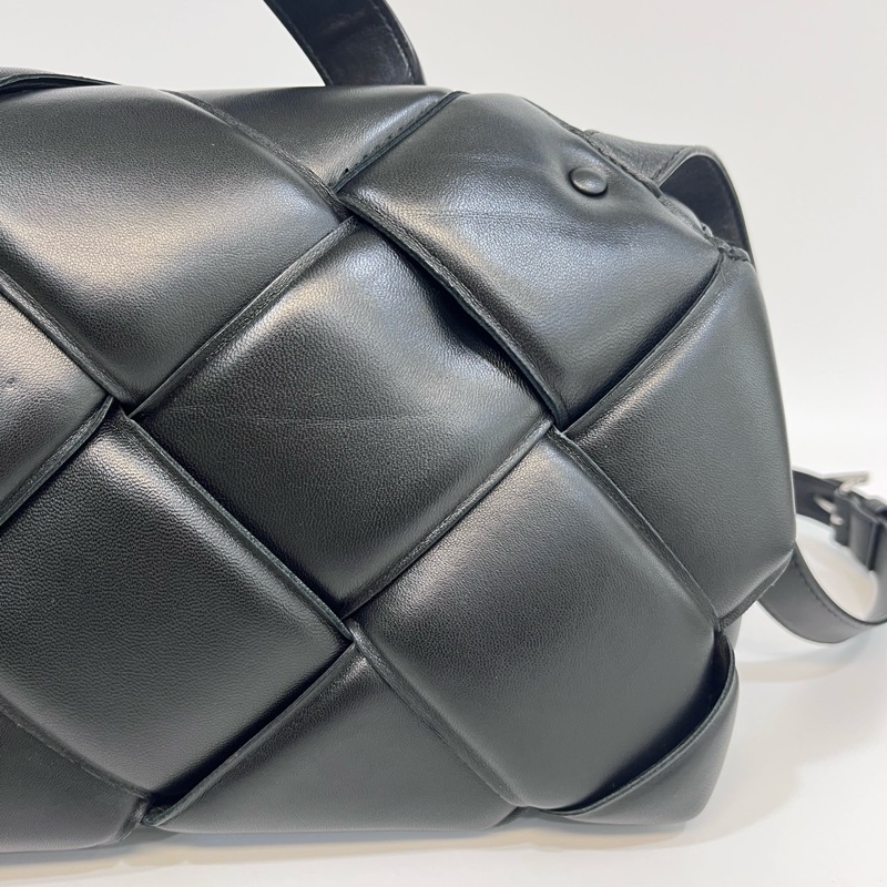 🖤葆蝶家枕頭包BV黑色小羊皮銀釦Cassette Padded 寬編織兩用枕頭包632647-12