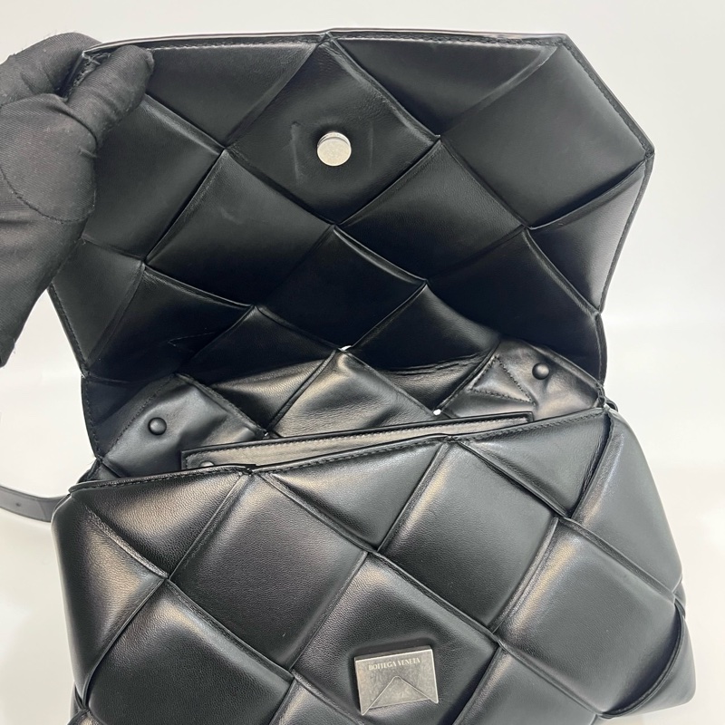 🖤葆蝶家枕頭包BV黑色小羊皮銀釦Cassette Padded 寬編織兩用枕頭包632647-14