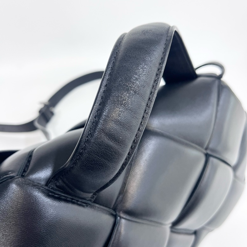 🖤葆蝶家枕頭包BV黑色小羊皮銀釦Cassette Padded 寬編織兩用枕頭包632647-21