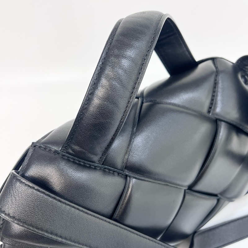 🖤葆蝶家枕頭包BV黑色小羊皮銀釦Cassette Padded 寬編織兩用枕頭包632647-23