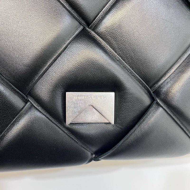 🖤葆蝶家枕頭包BV黑色小羊皮銀釦Cassette Padded 寬編織兩用枕頭包632647-24