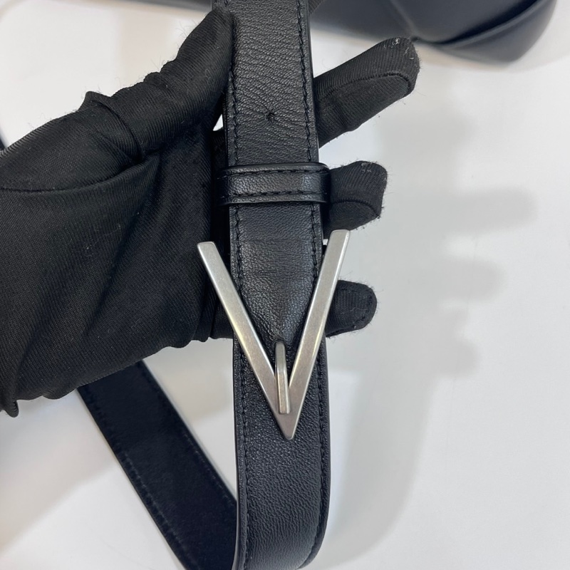 🖤葆蝶家枕頭包BV黑色小羊皮銀釦Cassette Padded 寬編織兩用枕頭包632647-26