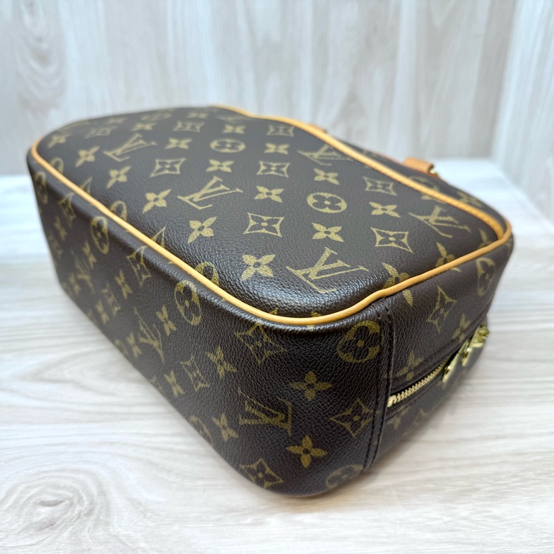 LV原花拉鍊前口袋手提小珍包M42228-10