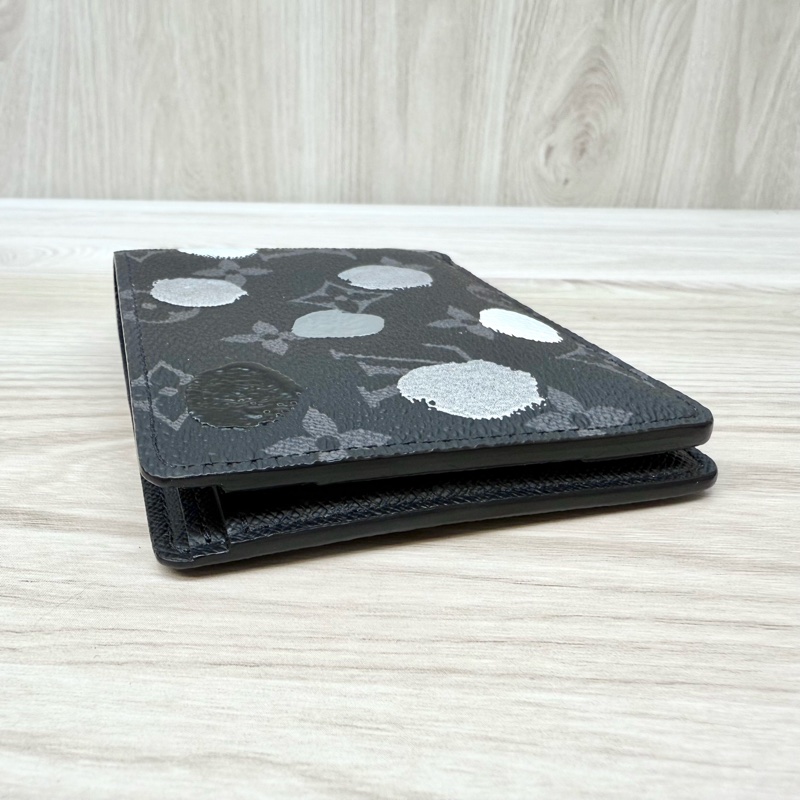 LV黑灰原花草間彌生波點短夾M81931-11