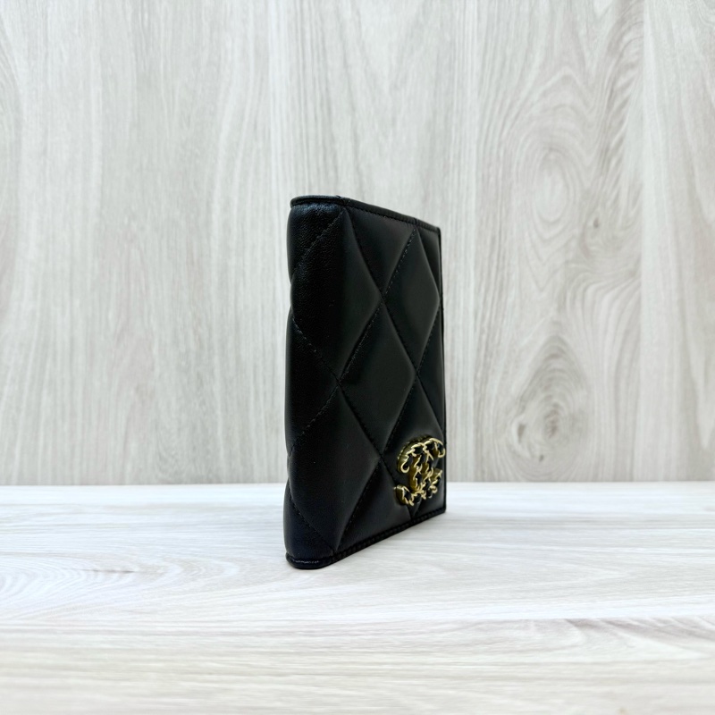 Chanel 黑金羊皮內桃紅19系列護照夾AP3363-2