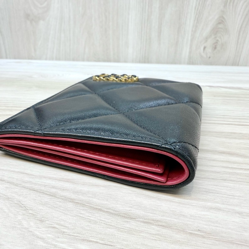 Chanel 黑金羊皮內桃紅19系列護照夾AP3363-7