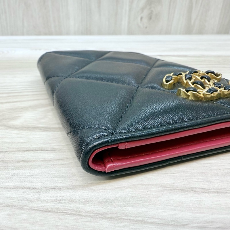 Chanel 黑金羊皮內桃紅19系列護照夾AP3363-8