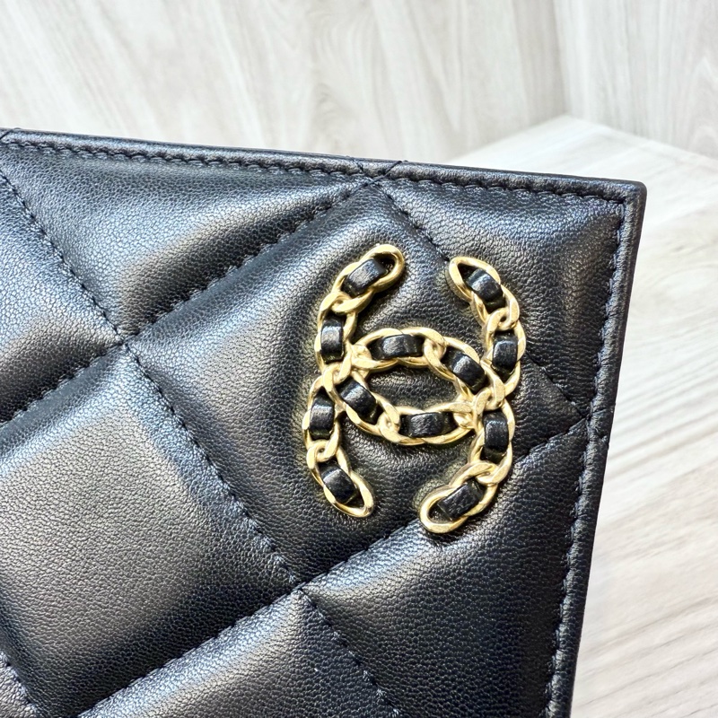 Chanel 黑金羊皮內桃紅19系列護照夾AP3363-9