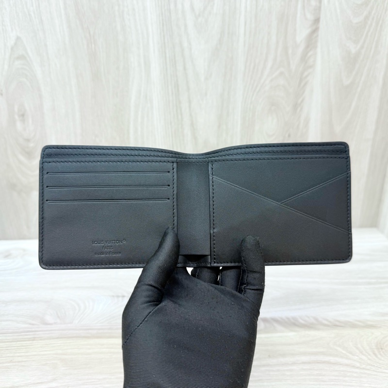 LV黑牛皮壓紋shadow對開Multiple短夾M62901-5