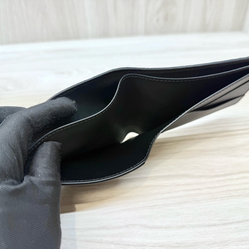 LV黑牛皮壓紋shadow對開Multiple短夾M62901-8