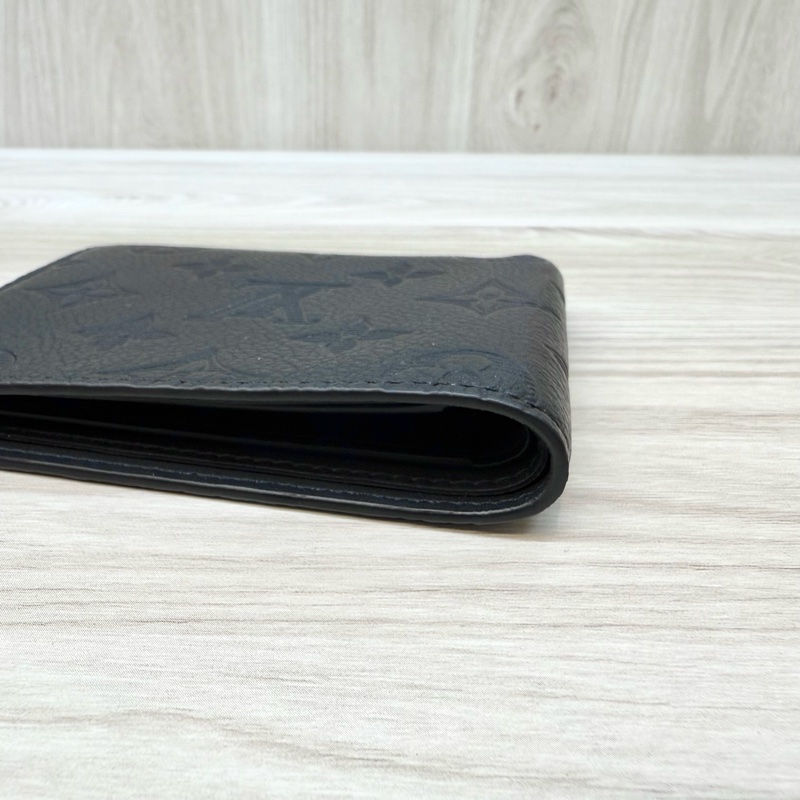 LV黑牛皮壓紋shadow對開Multiple短夾M62901-12