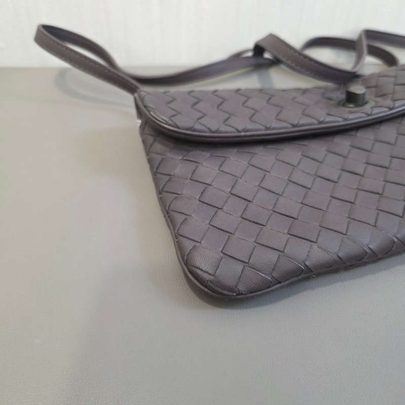 BV 小格編織灰紫色斜背包-7