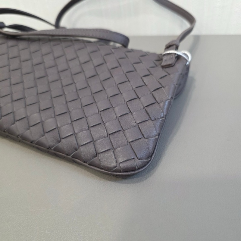 BV 小格編織灰紫色斜背包-8