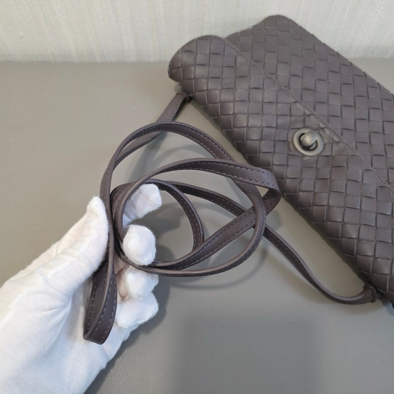 BV 小格編織灰紫色斜背包-11