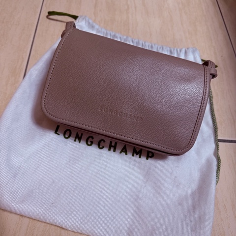 Longchamp牛皮斜背包