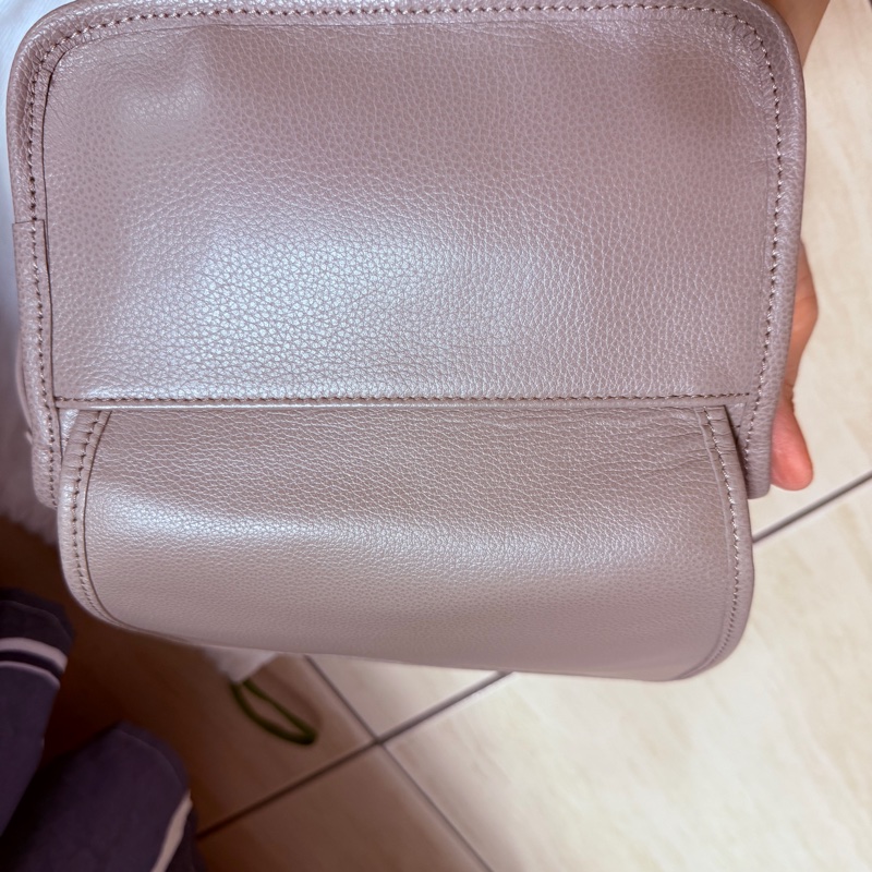 Longchamp牛皮斜背包-7