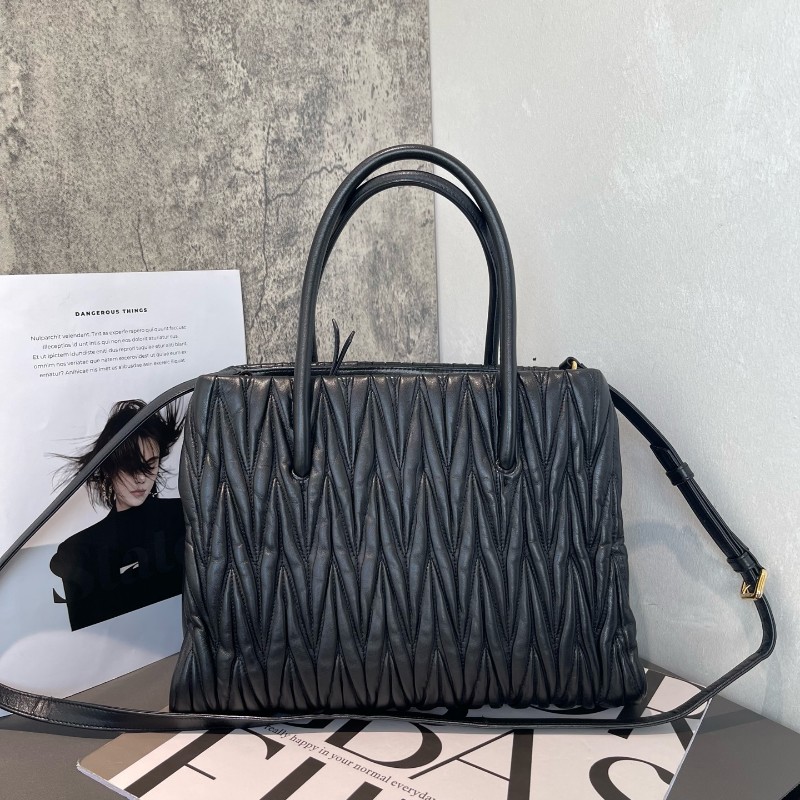 Miu Miu 黑色 經典款保齡球包 羊皮-1