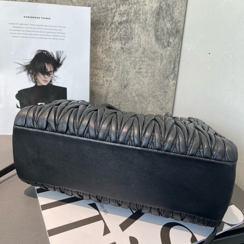 Miu Miu 黑色 經典款保齡球包 羊皮-3