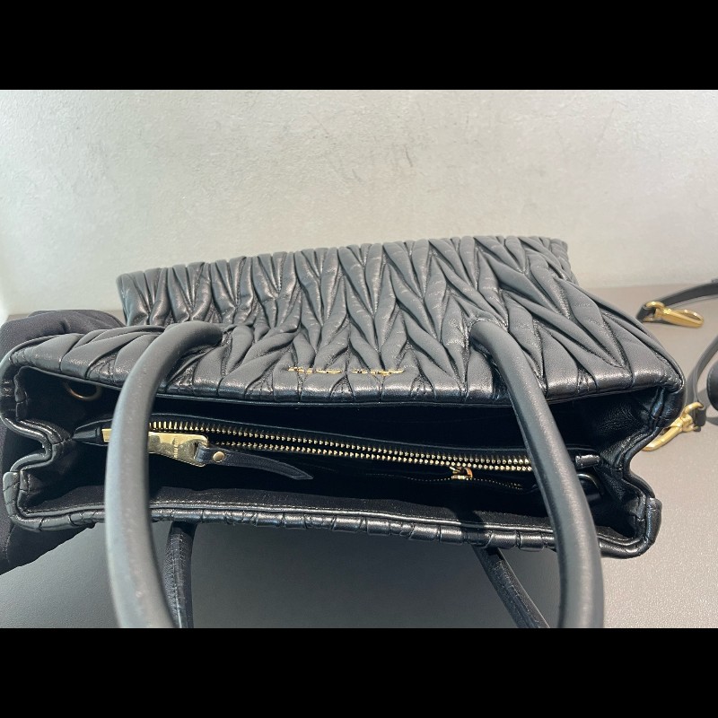 Miu Miu 黑色 經典款保齡球包 羊皮-11