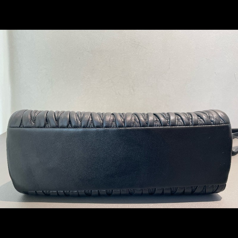 Miu Miu 黑色 經典款保齡球包 羊皮-12