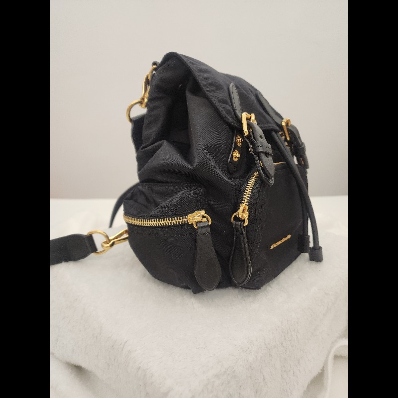 Burberry小號背包. 降落傘,肩帶可調整為斜背包-1