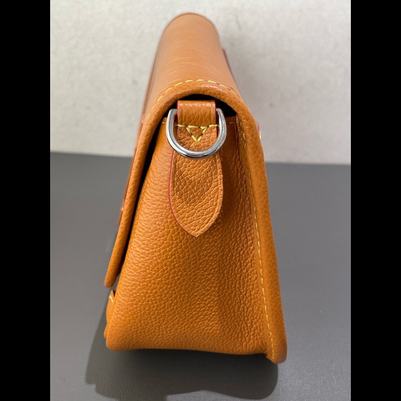 LOUIS VUITTON Buci 樹脂Logo標識 Epi粒面牛皮革  焦糖棕黃-9