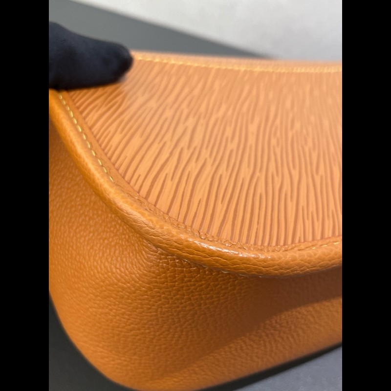 LOUIS VUITTON Buci 樹脂Logo標識 Epi粒面牛皮革  焦糖棕黃-14