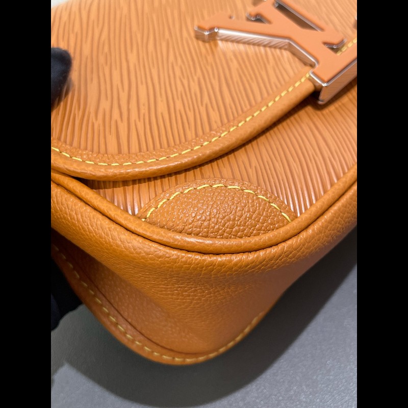 LOUIS VUITTON Buci 樹脂Logo標識 Epi粒面牛皮革  焦糖棕黃-17