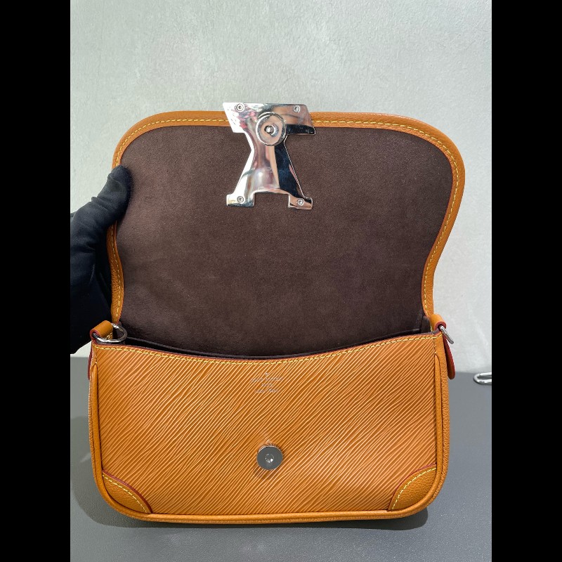 LOUIS VUITTON Buci 樹脂Logo標識 Epi粒面牛皮革  焦糖棕黃-18