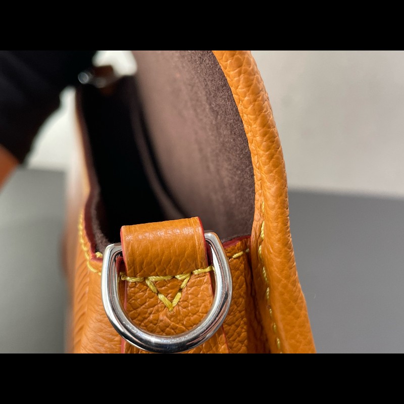 LOUIS VUITTON Buci 樹脂Logo標識 Epi粒面牛皮革  焦糖棕黃-21