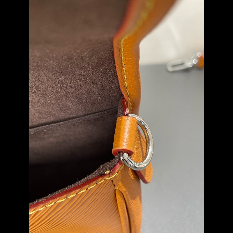 LOUIS VUITTON Buci 樹脂Logo標識 Epi粒面牛皮革  焦糖棕黃-22