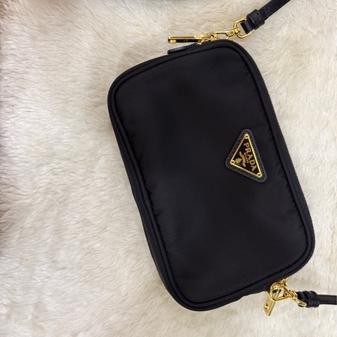 好看Prada黑色尼龍 拼防刮牛皮 揹帶長度可調 斜揹包 金色釦