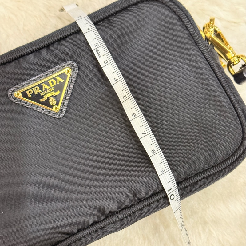 好看Prada黑色尼龍 拼防刮牛皮 揹帶長度可調 斜揹包 金色釦-1