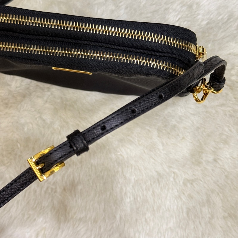 好看Prada黑色尼龍 拼防刮牛皮 揹帶長度可調 斜揹包 金色釦-3