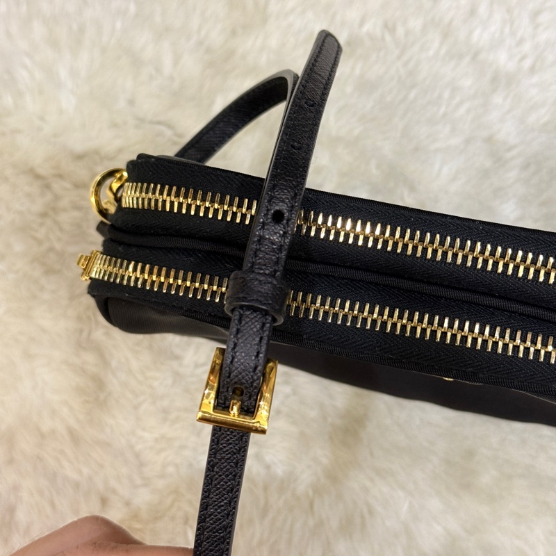 好看Prada黑色尼龍 拼防刮牛皮 揹帶長度可調 斜揹包 金色釦-4